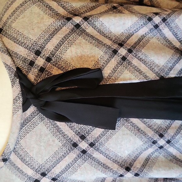 Bobeau layered-look plaid sweater with tie back. - Picture 4 of 8